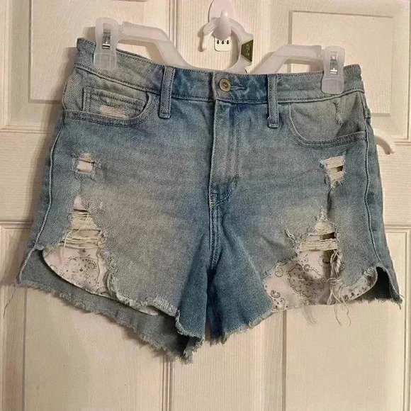 Size 3 Hollister jean shorts-w26 - Picture 1 of 2